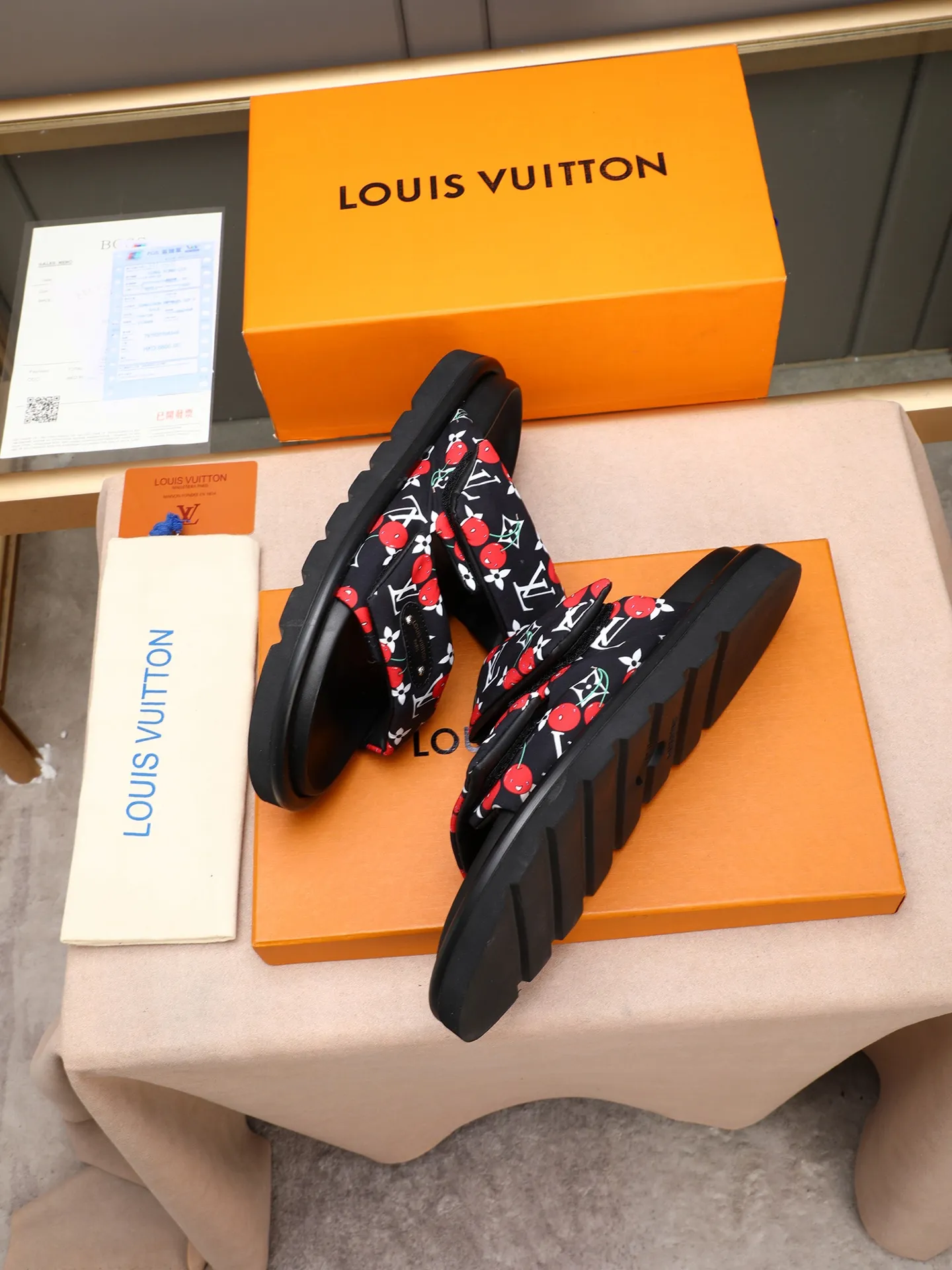 PP360 [LOUIS VUITTON] Louis Vuitton, LV printing, men's and women's slippers are on the market. The drawer box packaging comes with a cloth bag and a card. The upper pattern looks very soft and waxy, and it is a super versatile leg slimming tool. Fabric: imported denim/canvas/old fabric, LV hardware LOGO, official website pattern printing, comfortable to wear, feet: high-elastic PU water table. Sole: foam sole, heel height: about 5cm. Code number: 35-46, 35, 45, 46 are custom-made and non-returnable. Color: multiple colors and styles available.